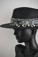 FEDORA 'SILVER FLOWER'