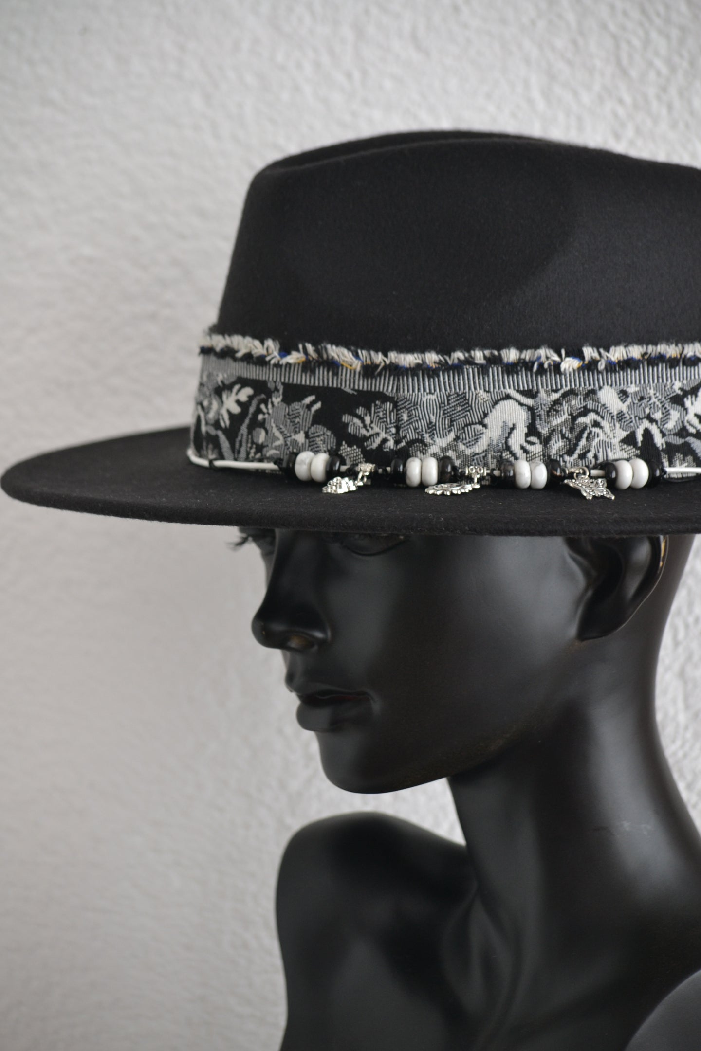 FEDORA 'SILVER FLOWER'