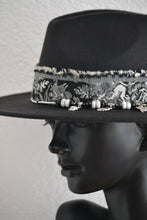 FEDORA 'SILVER FLOWER'