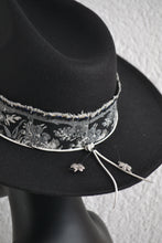 FEDORA 'SILVER FLOWER'