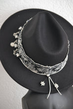 FEDORA 'SILVER FLOWER'