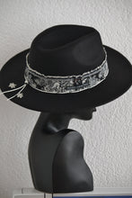 FEDORA 'SILVER FLOWER'